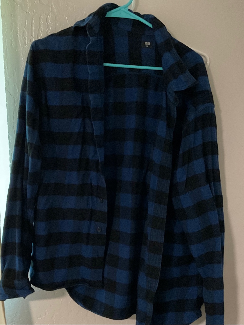 Uniqlo Men's Blue and Black Plaid Button-Down Shirt